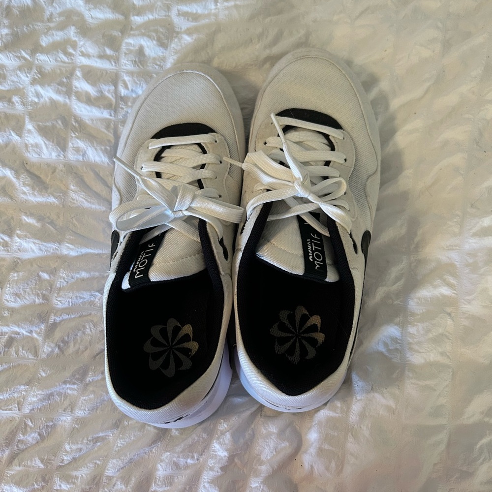 Nike Air Max Motif Sneakers Women’s Size 7 Black & White